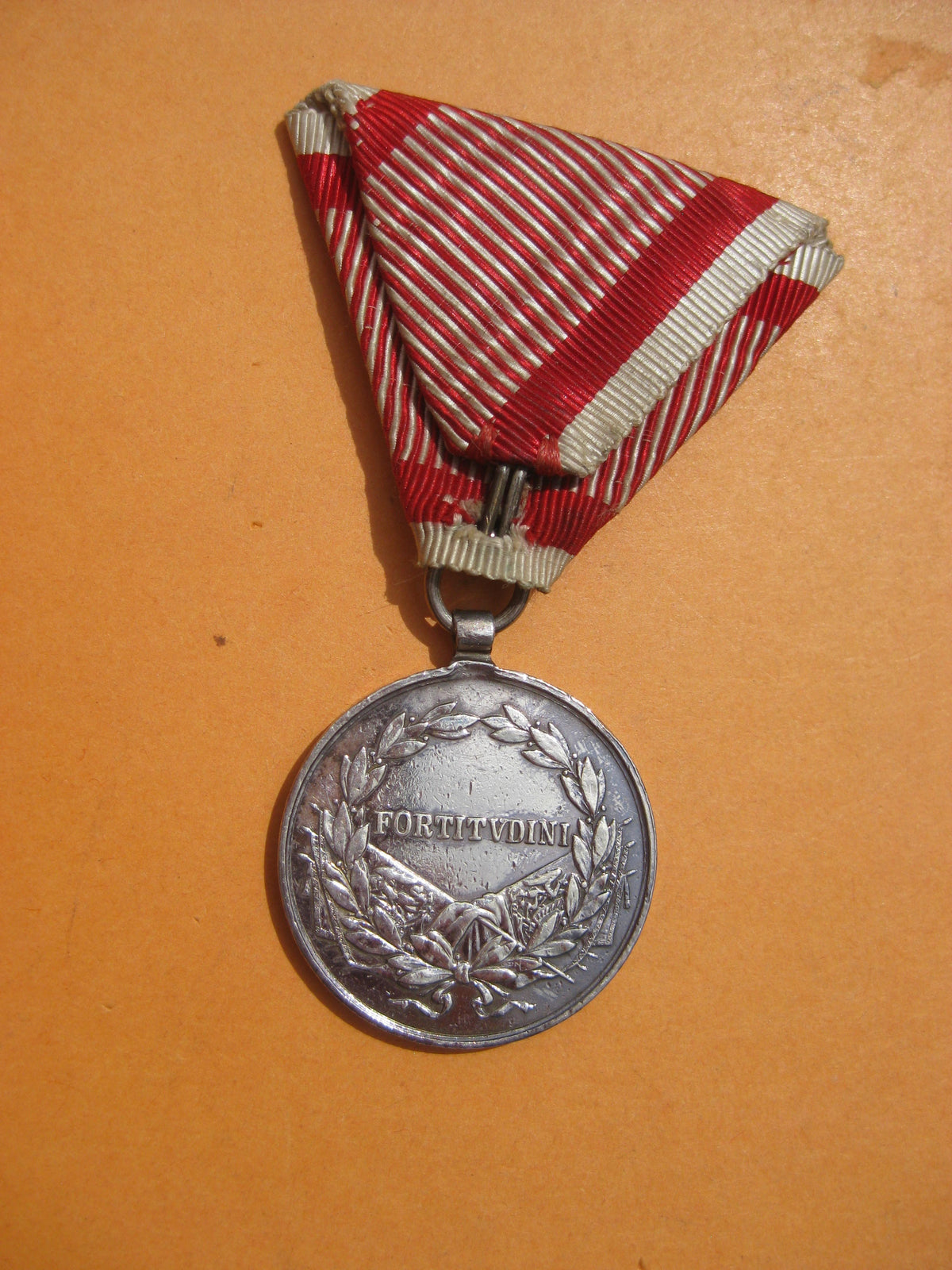 H.W.  -  -  Kleine silberne Tapferkeitsmedaille Variante MIT RANDPUNZE Medaille Österreich 1914