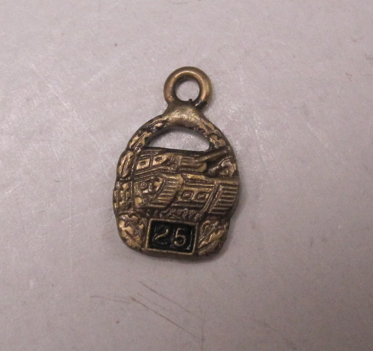 H.W.  -  - Miniatur Panzerkampfabzeichen der Wehrmacht in Bronze mit Einsatzzahl 25 Modell / Ausführung 1957