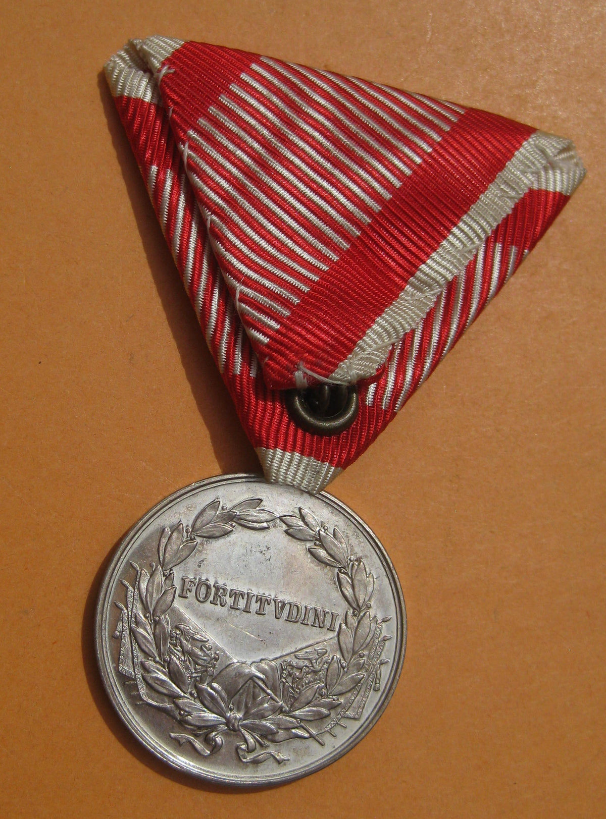 Kleine silberne Tapferkeitsmedaille Variante MIT RANDPUNZE Medaille Österreich 1914       H.W.
