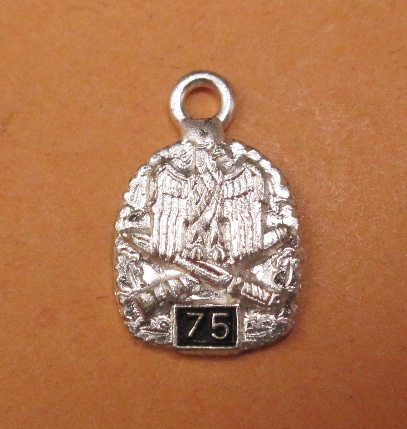 H.W.  -  - Miniatur Allgemeines Sturmabzeichen der Wehrmacht in Silber mit Einsatzzahl 75 Modell / Ausführung 1957