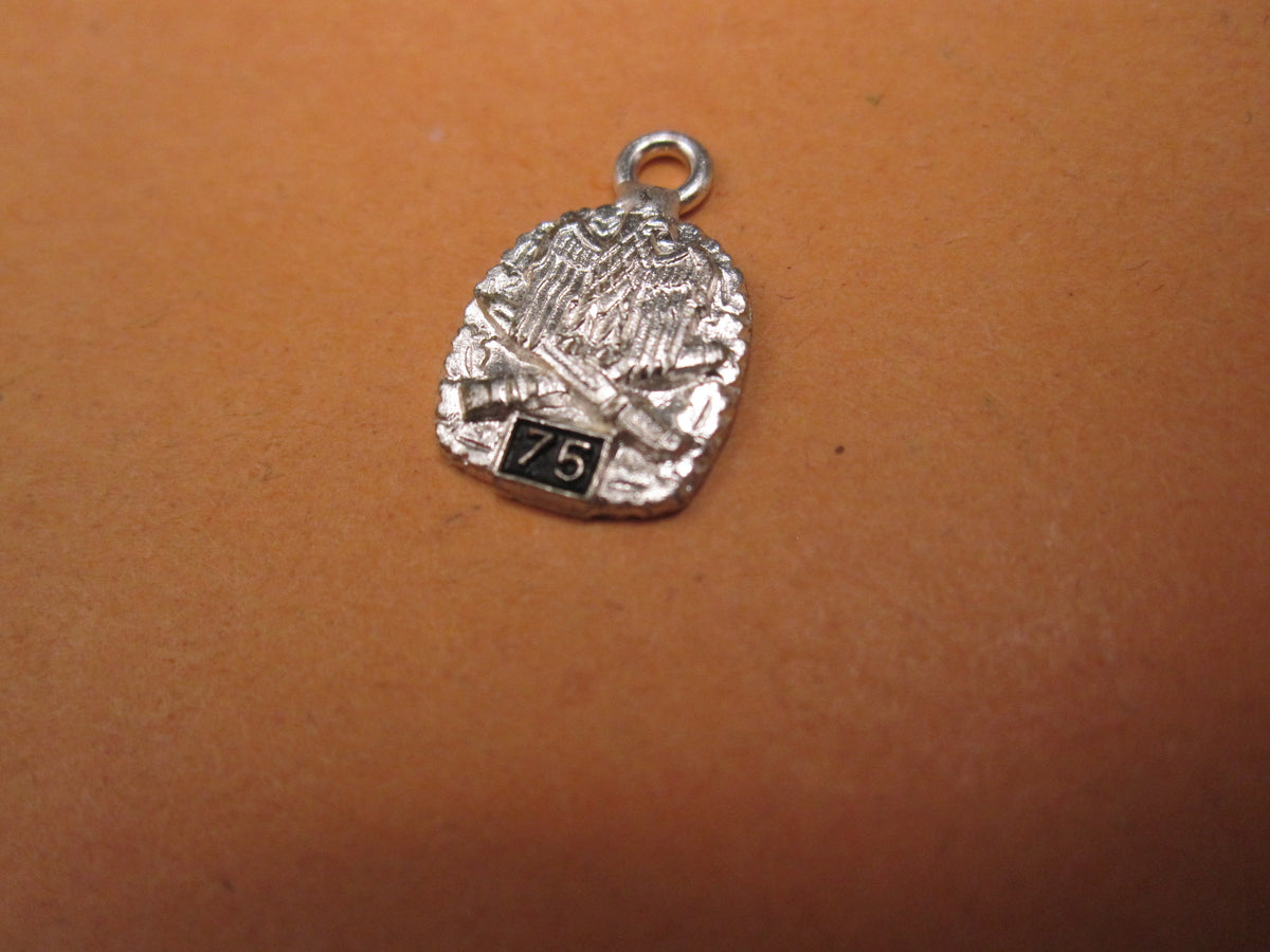 H.W.  -  - Miniatur Allgemeines Sturmabzeichen der Wehrmacht in Silber mit Einsatzzahl 75 Modell / Ausführung 1957