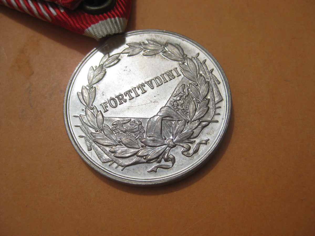 Kleine silberne Tapferkeitsmedaille Variante MIT RANDPUNZE Medaille Österreich 1914       H.W.