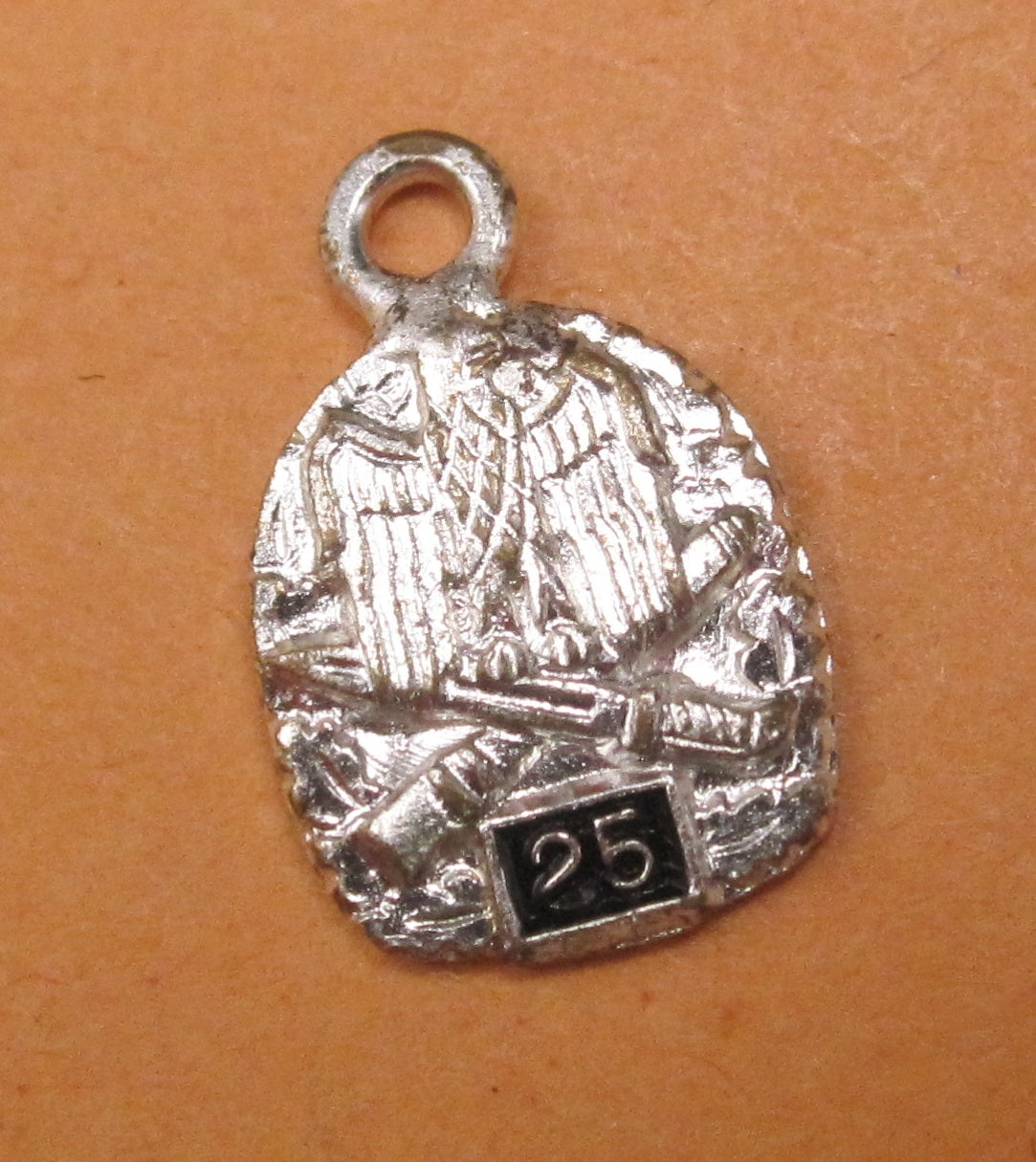 H.W.  -  - Miniatur Allgemeines Sturmabzeichen der Wehrmacht in Silber mit Einsatzzahl 25 Modell / Ausführung 1957