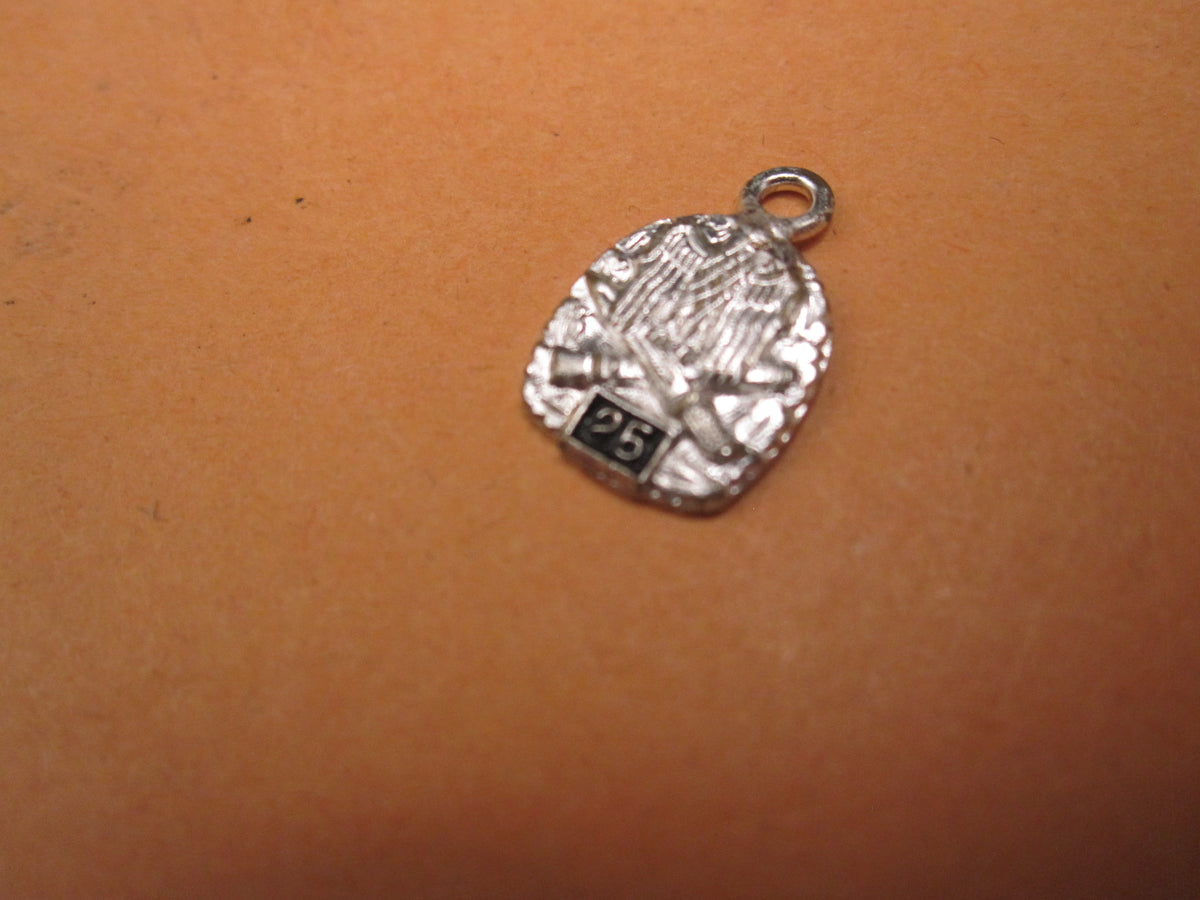 H.W.  -  - Miniatur Allgemeines Sturmabzeichen der Wehrmacht in Silber mit Einsatzzahl 25 Modell / Ausführung 1957