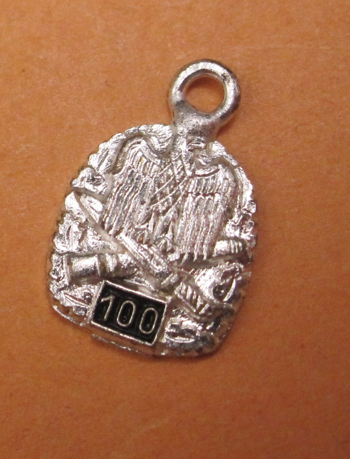 H.W.  -  - Miniatur Allgemeines Sturmabzeichen der Wehrmacht in Silber mit Einsatzzahl 100 Modell / Ausführung 1957