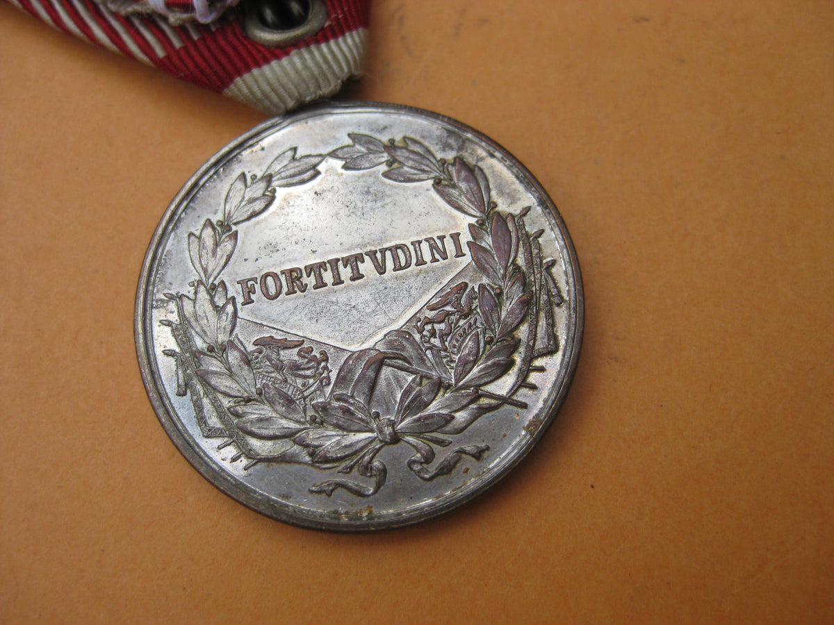 H.W. kleine silberne Tapferkeitsmedaille Variante MIT RANDPUNZE Medaille Österreich 1914