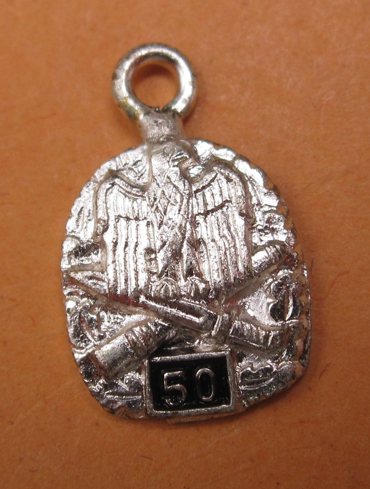 H.W.  -  - Miniatur Allgemeines Sturmabzeichen der Wehrmacht in Silber mit Einsatzzahl 50 Modell / Ausführung 1957