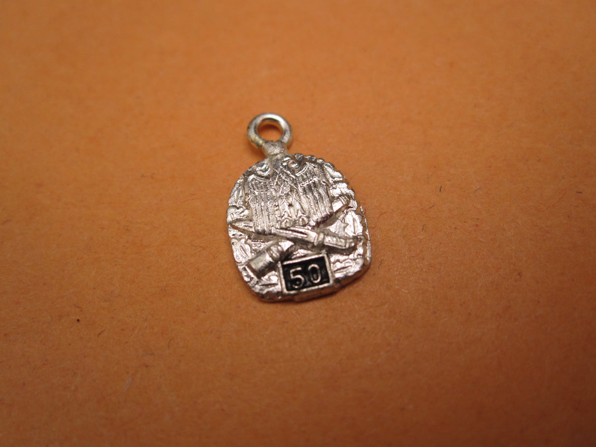 H.W.  -  - Miniatur Allgemeines Sturmabzeichen der Wehrmacht in Silber mit Einsatzzahl 50 Modell / Ausführung 1957