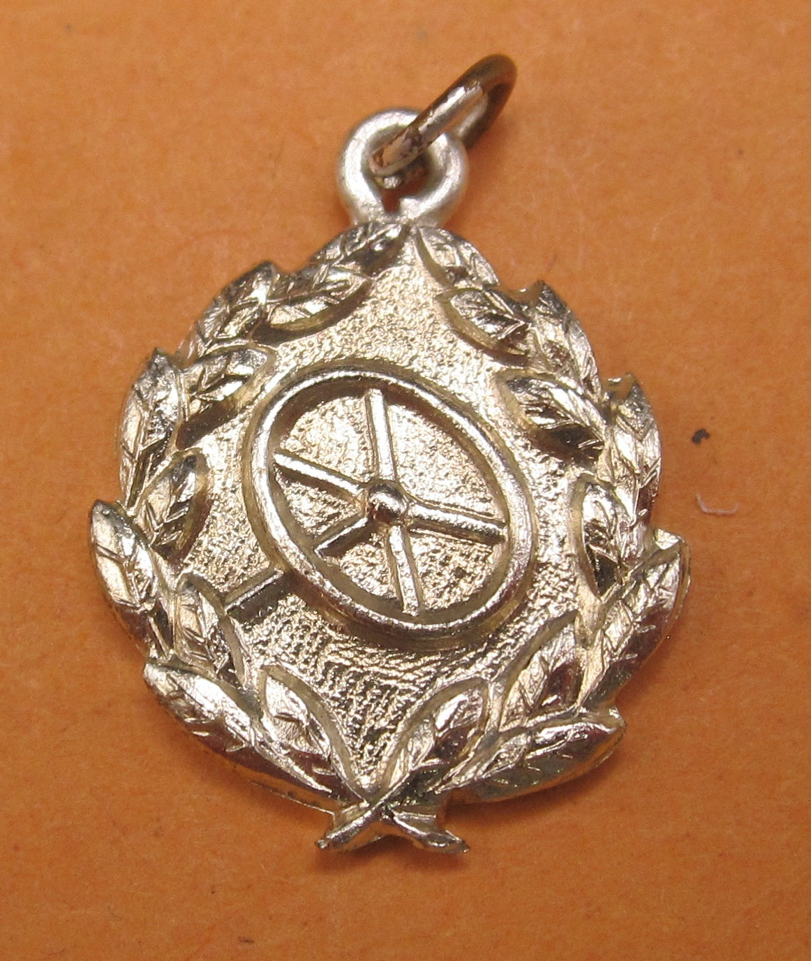 H.W.  -  - Miniatur Kraftfahrbewährungsabzeichen der Wehrmacht in Silber Modell / Ausführung 1957