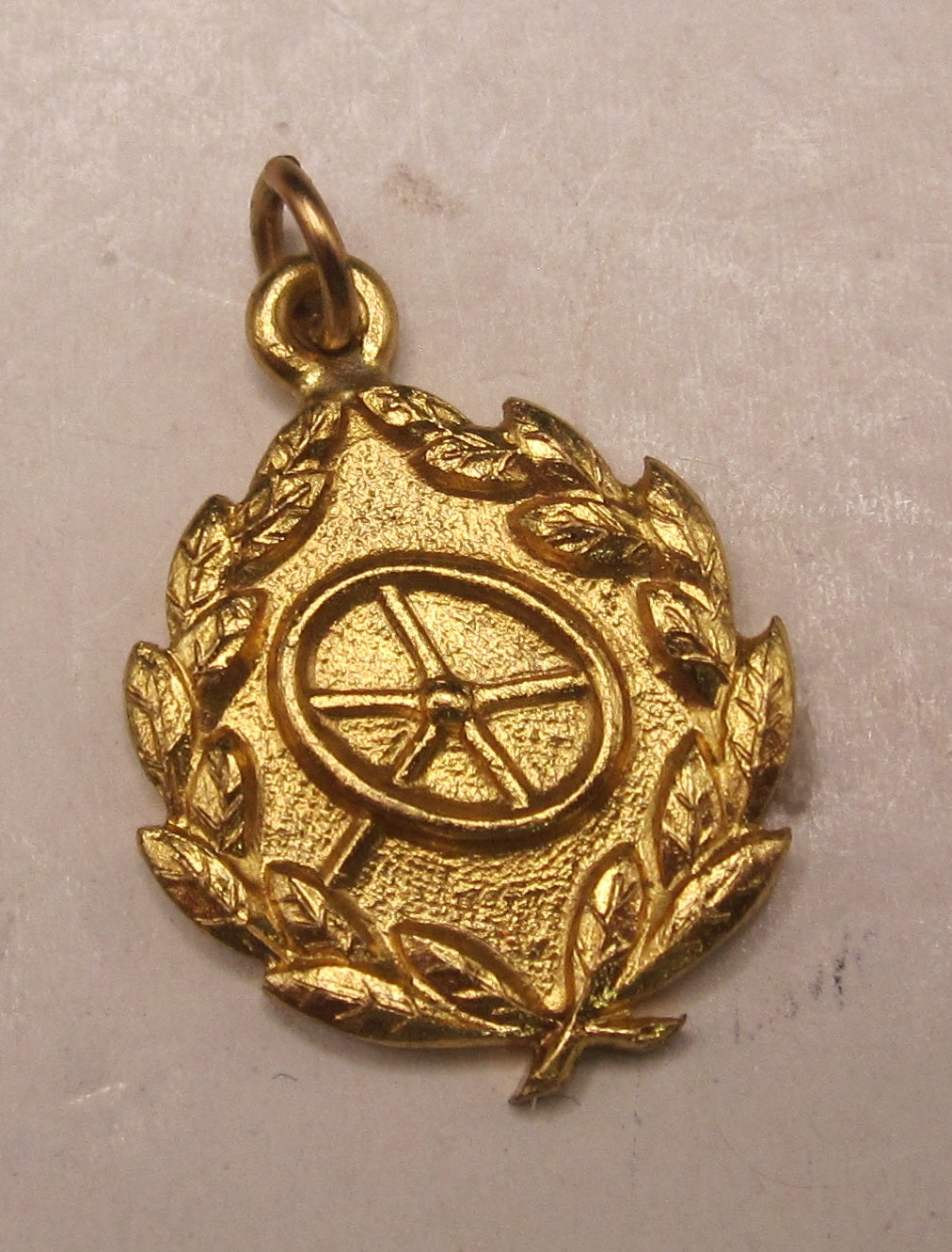 H.W.  -  - Miniatur Kraftfahrbewährungsabzeichen der Wehrmacht in Gold Modell / Ausführung 1957