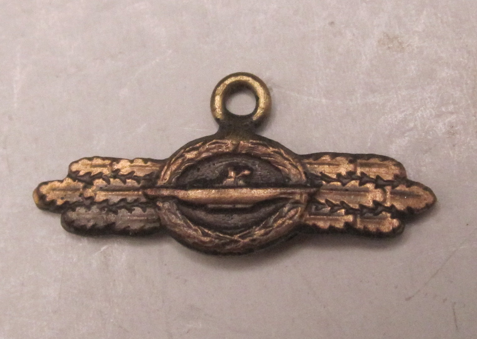 H.W.  -  - Miniatur U-Boot Frontspange der Kriegsmarine in Bronze Modell / Ausführung 1957