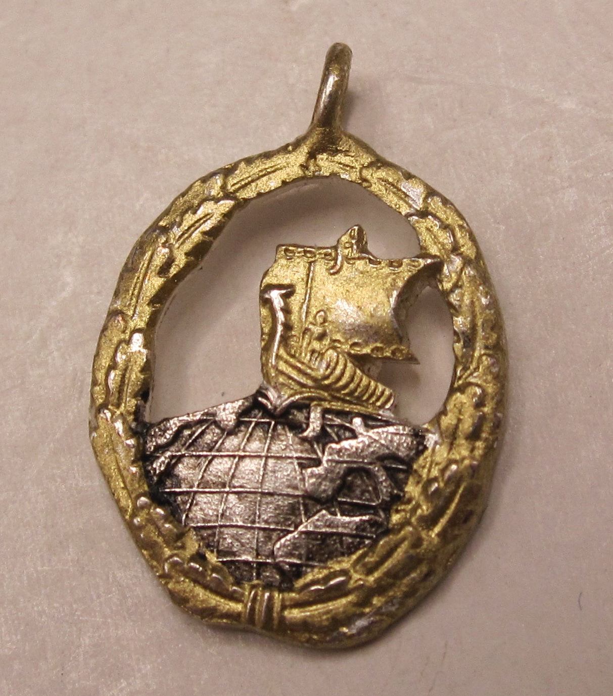 H.W.  -  - Miniatur Hilfskreuzerkriegsabzeichen der Kriegsmarine Modell / Ausführung 1957