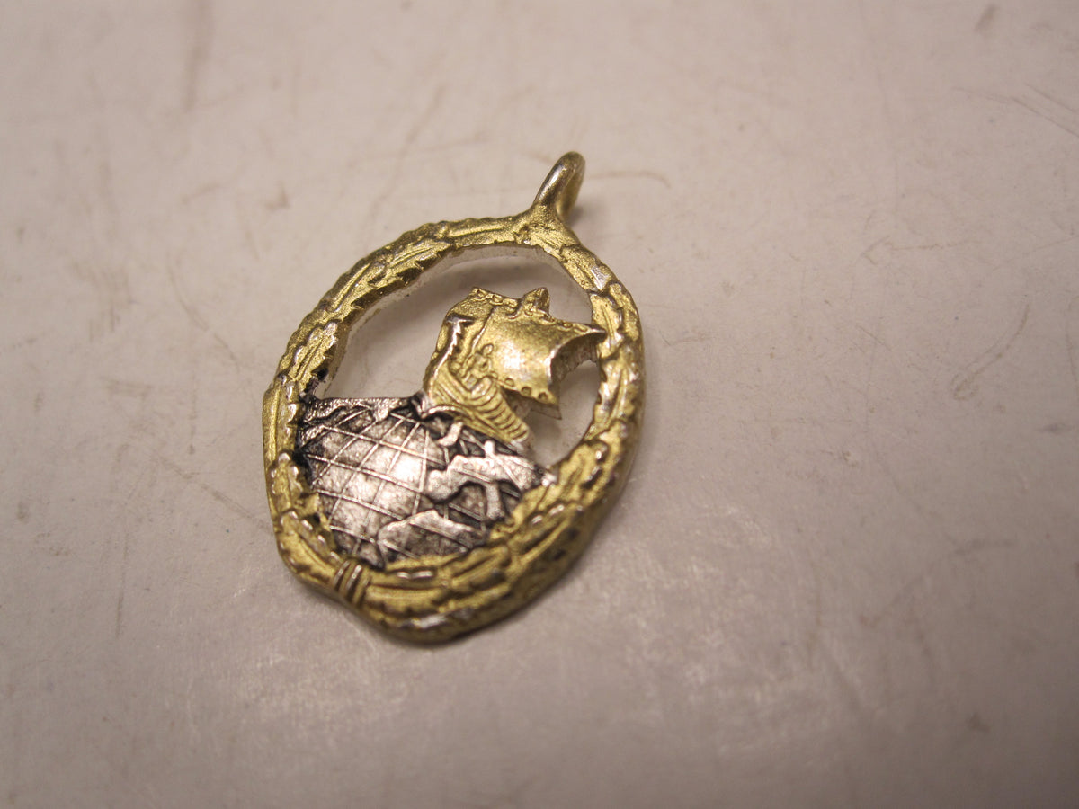 H.W.  -  - Miniatur Hilfskreuzerkriegsabzeichen der Kriegsmarine Modell / Ausführung 1957