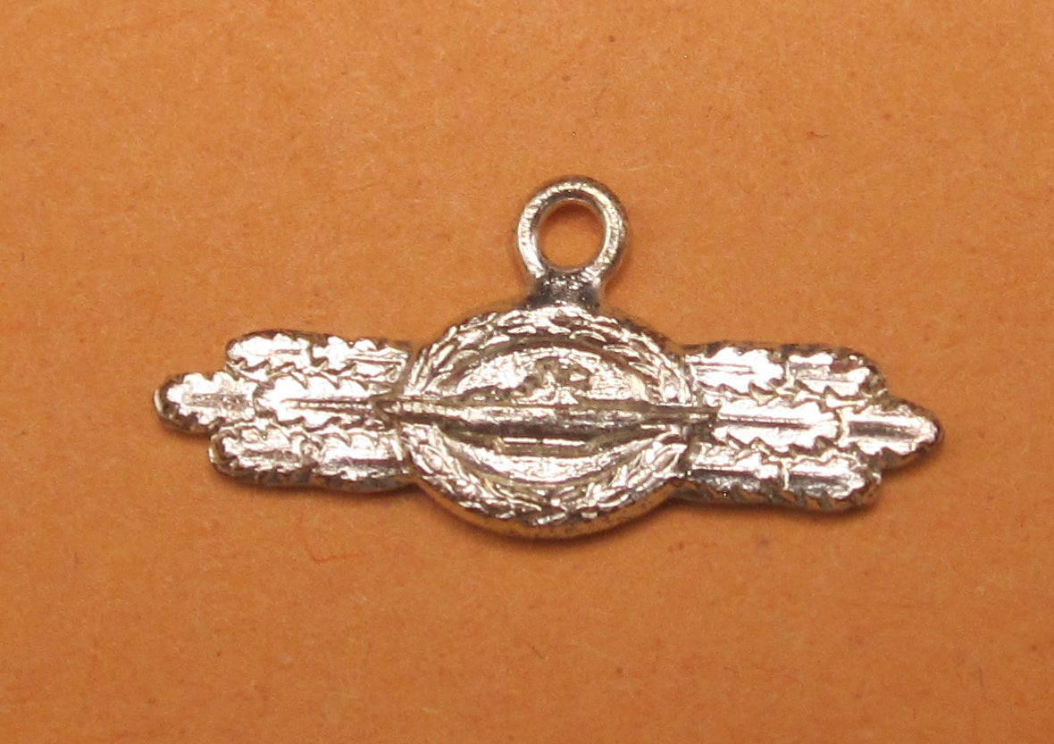 H.W.  -  - Miniatur U-Boot Frontspange der Kriegsmarine in Silber Modell / Ausführung 1957