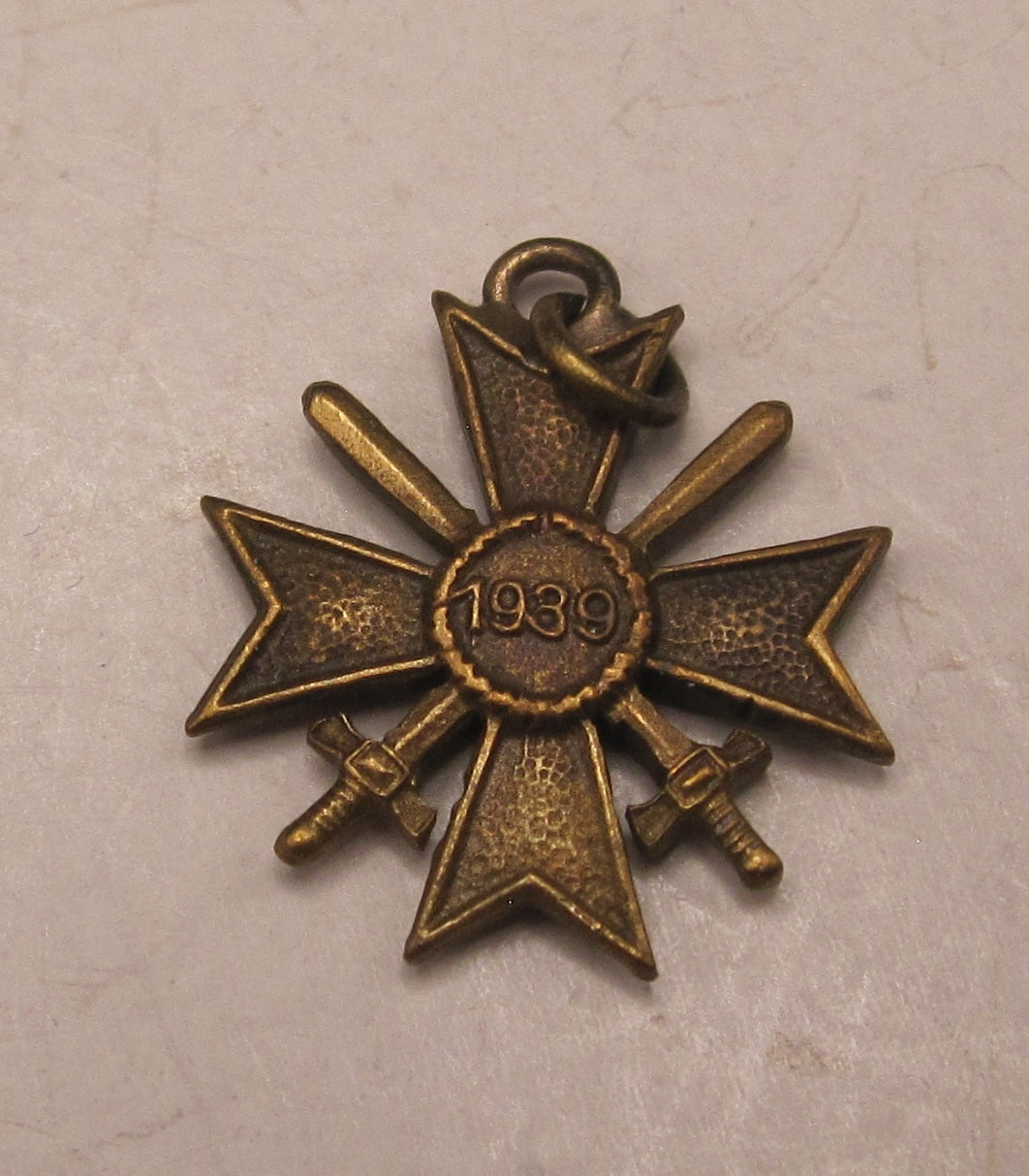 H.W.  -  - Miniatur Kriegsverdienstkreuz 2.Klasse 1939 Modell / Ausführung 1957