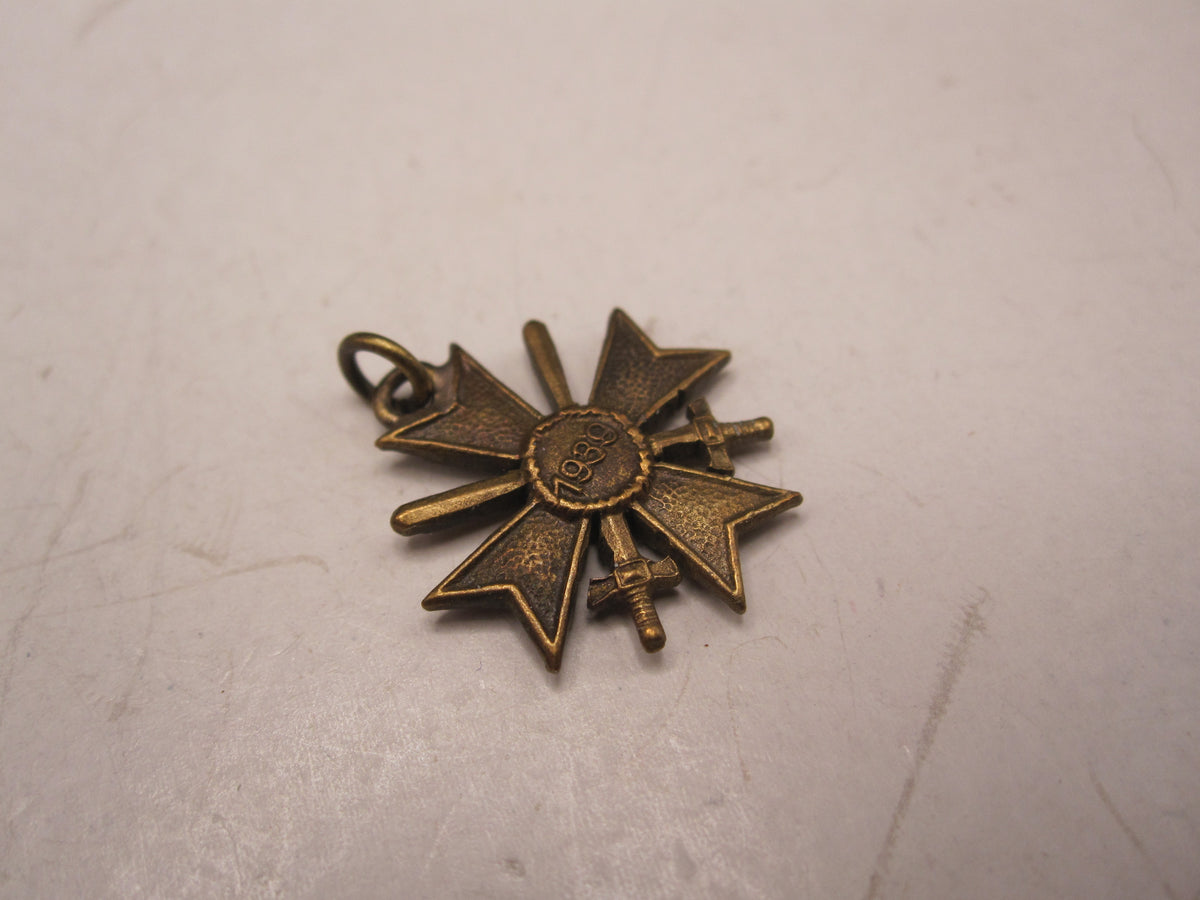 H.W.  -  - Miniatur Kriegsverdienstkreuz 2.Klasse 1939 Modell / Ausführung 1957