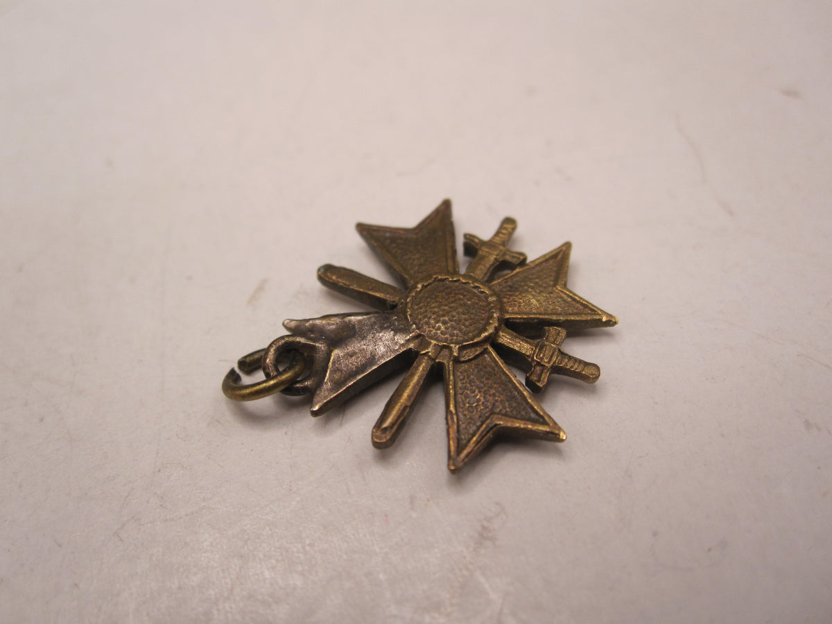 H.W.  -  - Miniatur Kriegsverdienstkreuz 2.Klasse 1939 Modell / Ausführung 1957