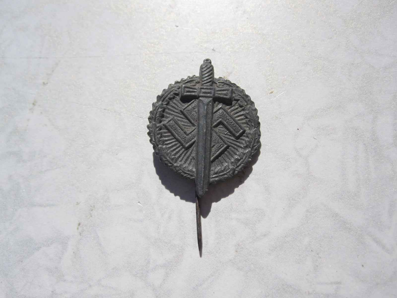 Winterhilfswerk (WHW) Abzeichen Hakenkreuz mit Schwert