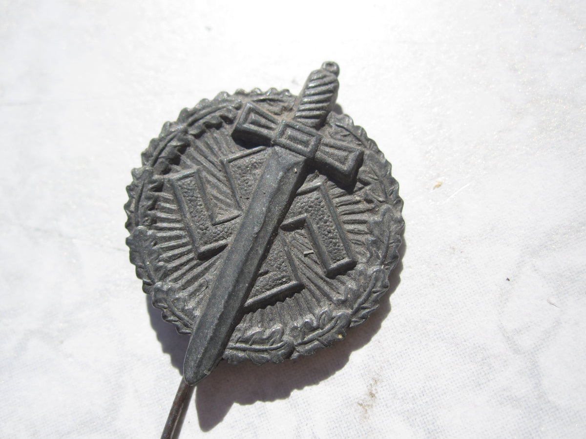 Winterhilfswerk (WHW) Abzeichen Hakenkreuz mit Schwert