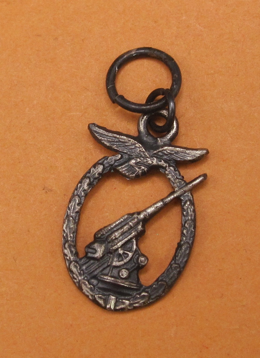 H.W.  -  - Miniatur Flakkampfabzeichen der Luftwaffe Modell / Ausführung 1957