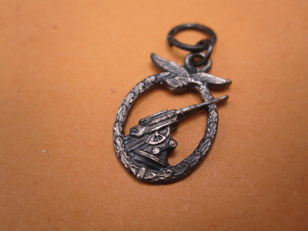 H.W.  -  - Miniatur Flakkampfabzeichen der Luftwaffe Modell / Ausführung 1957