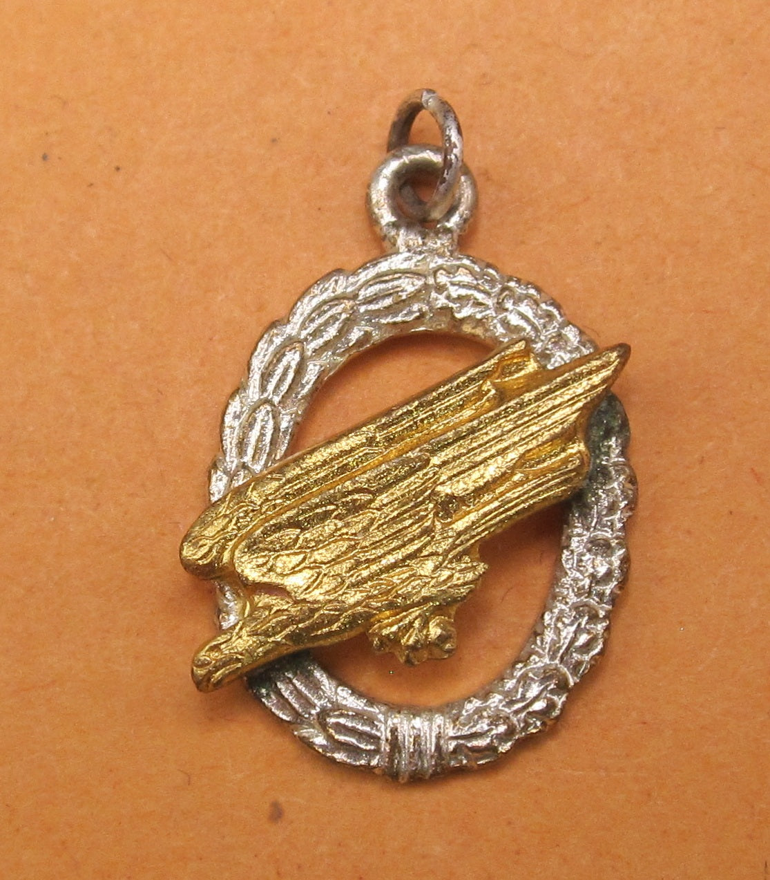 H.W.  -  - Miniatur Fallschirmschützenabzeichen der Luftwaffe Modell / Ausführung 1957