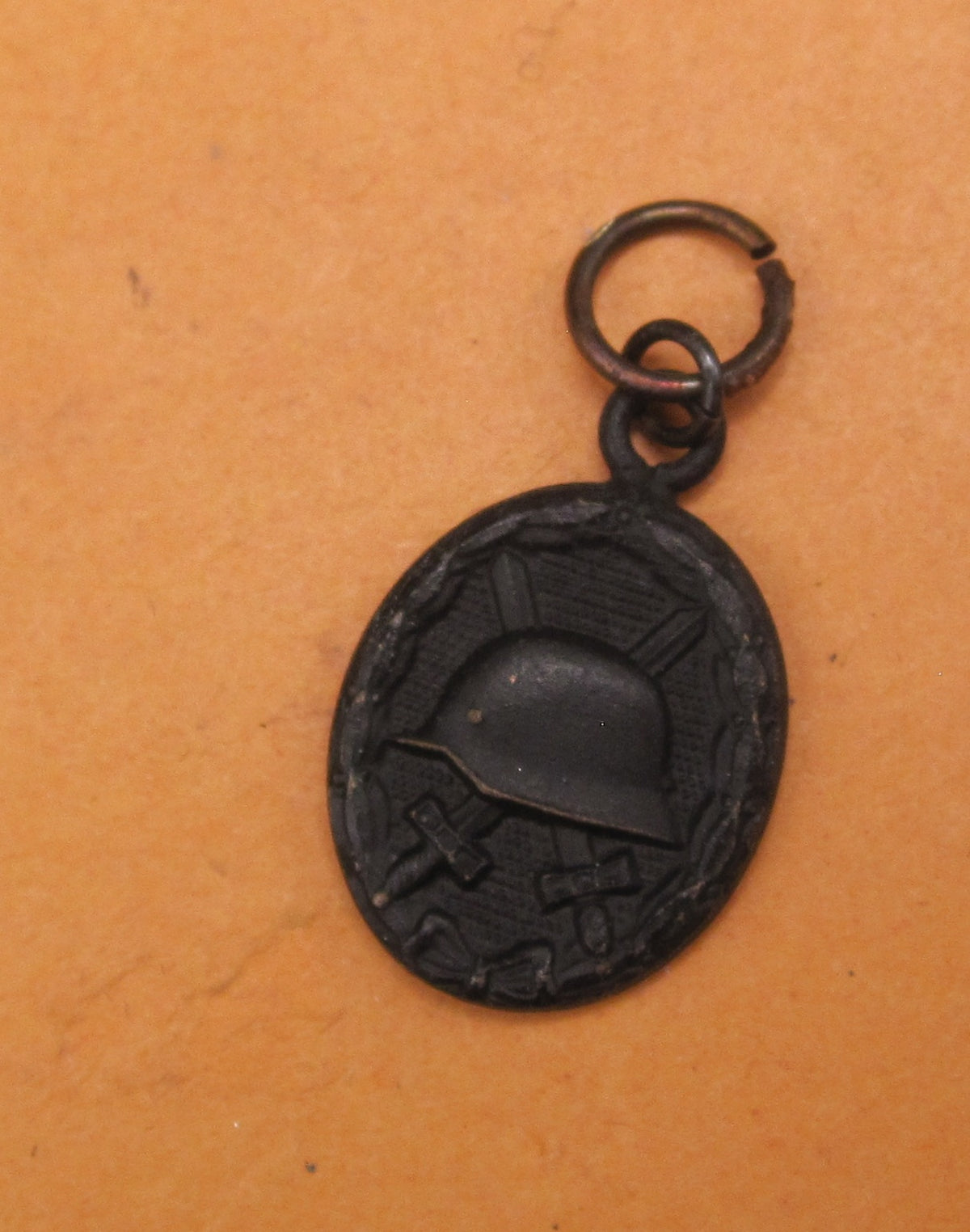 H.W.  -  - Miniatur Verwundetenabzeichen der Wehrmacht in Schwarz Modell / Ausführung 1957