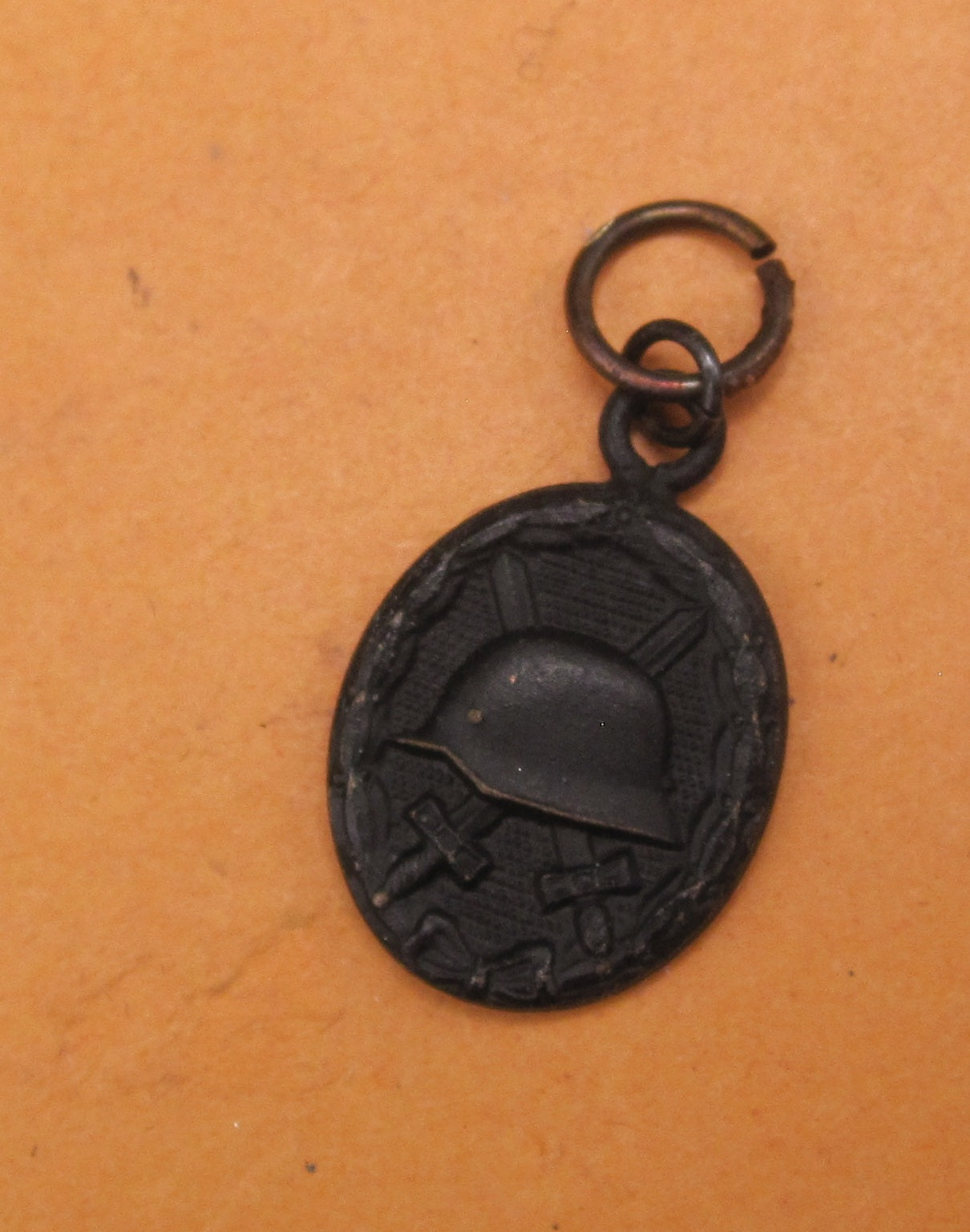 H.W.  -  - Miniatur Verwundetenabzeichen der Wehrmacht in Schwarz Modell / Ausführung 1957