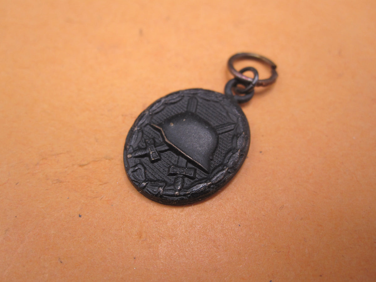 H.W.  -  - Miniatur Verwundetenabzeichen der Wehrmacht in Schwarz Modell / Ausführung 1957