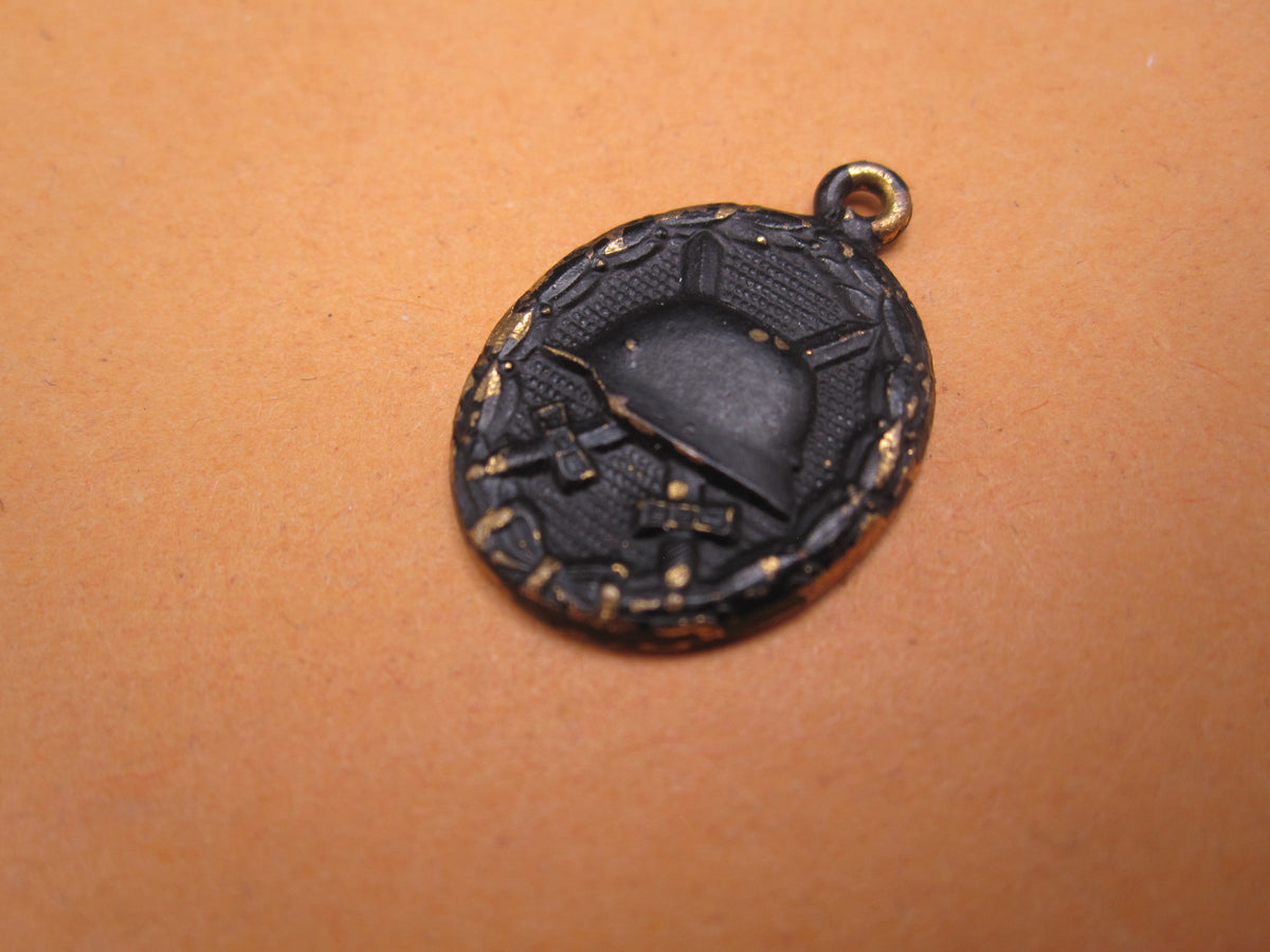 H.W.  -  - Miniatur Verwundetenabzeichen der Wehrmacht in Schwarz Modell / Ausführung 1957