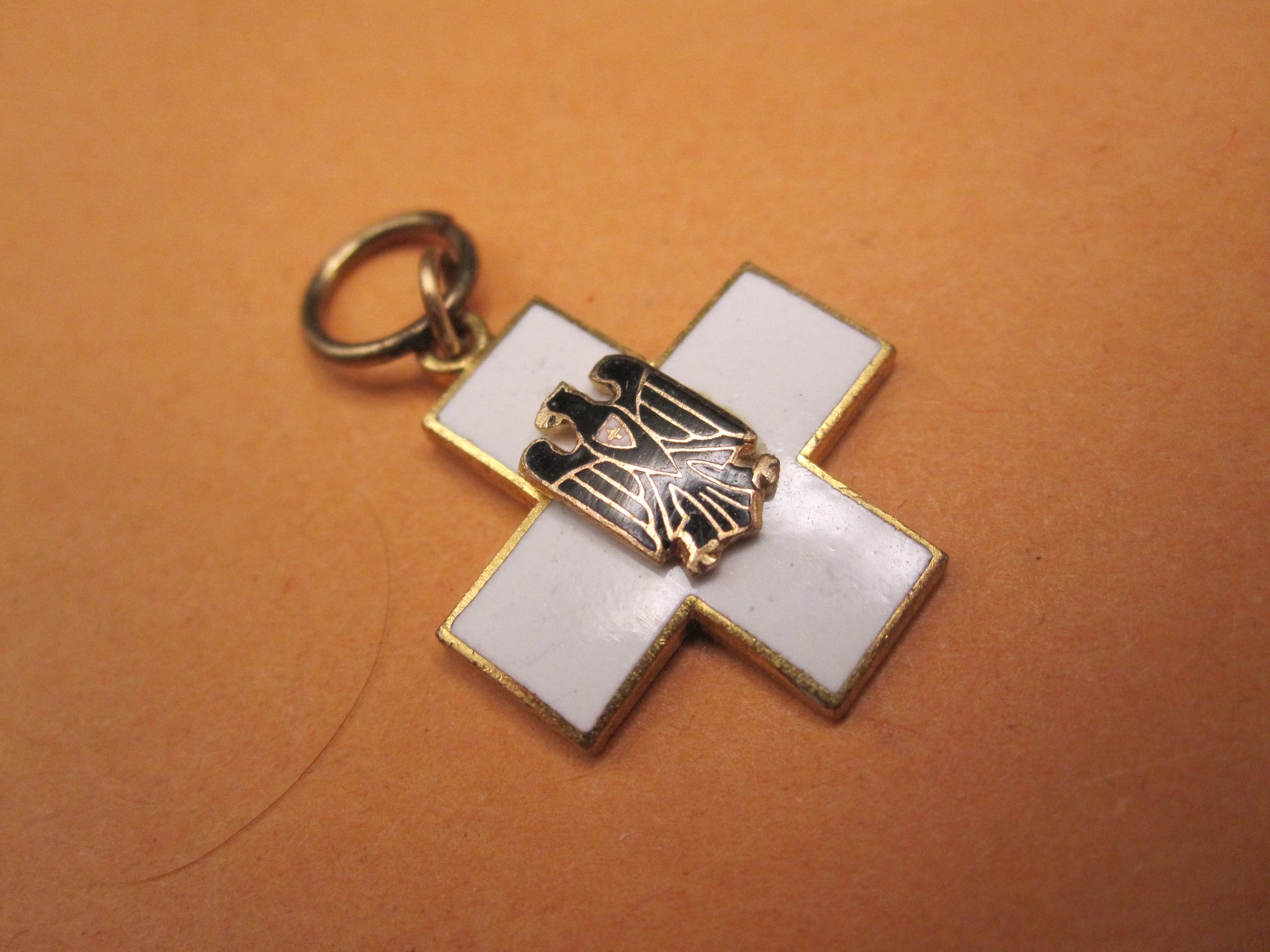 H.W.  -  - Miniatur Ehrenzeichen vom deutschen Roten Kreuz Modell / Ausführung 1957