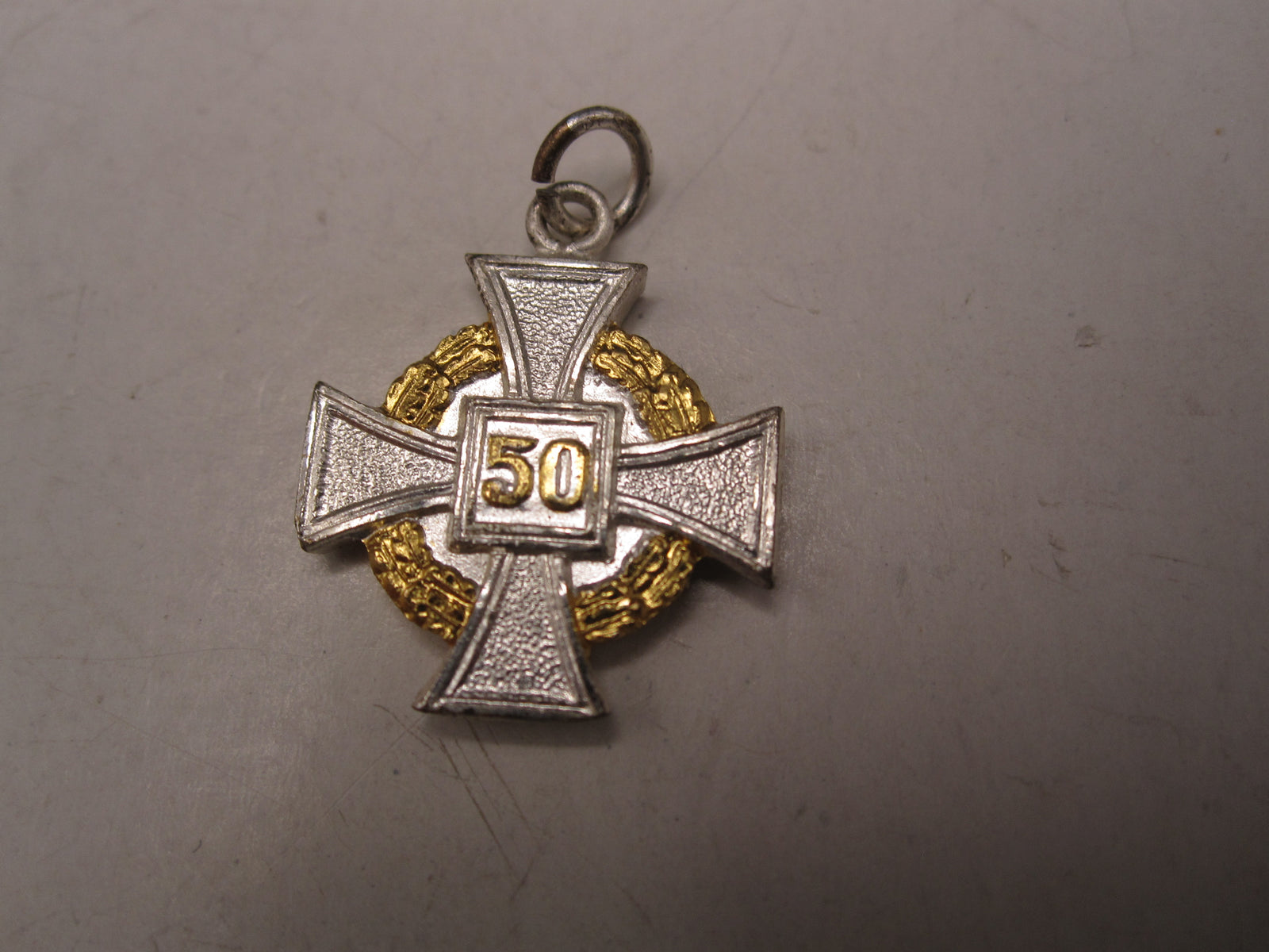 H.W.  -  - Miniatur Kreuz für 50 Jahre Treue Dienste Modell / Ausführung 1957