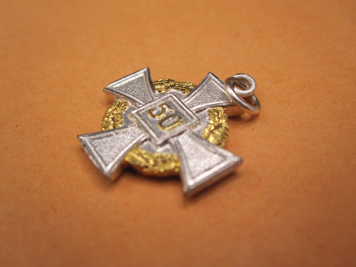 H.W.  -  - Miniatur Kreuz für 50 Jahre Treue Dienste Modell / Ausführung 1957