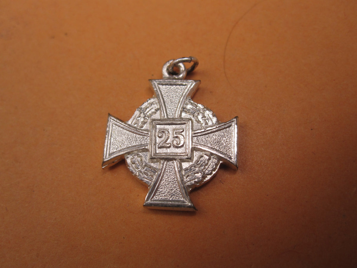 H.W.  -  - Miniatur Kreuz für 25 Jahre Treue Dienste Modell / Ausführung 1957