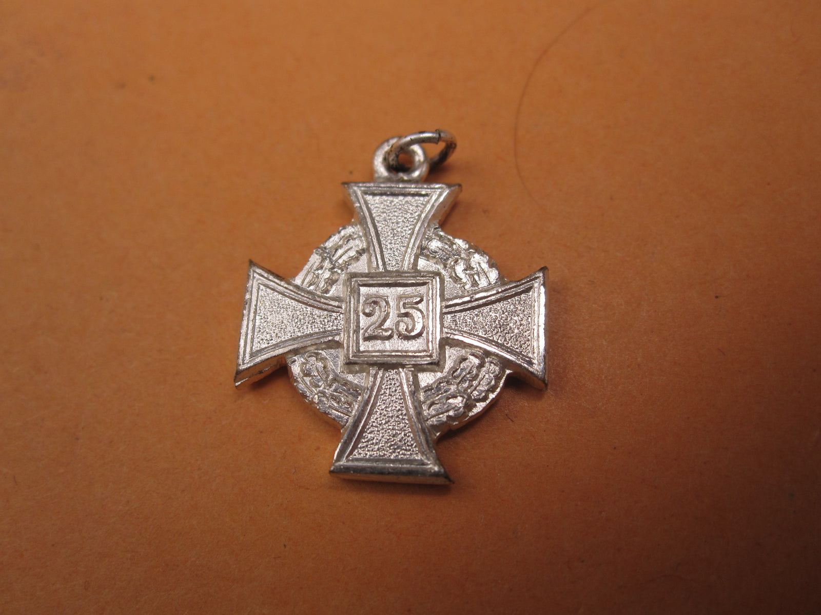 H.W.  -  - Miniatur Kreuz für 25 Jahre Treue Dienste Modell / Ausführung 1957