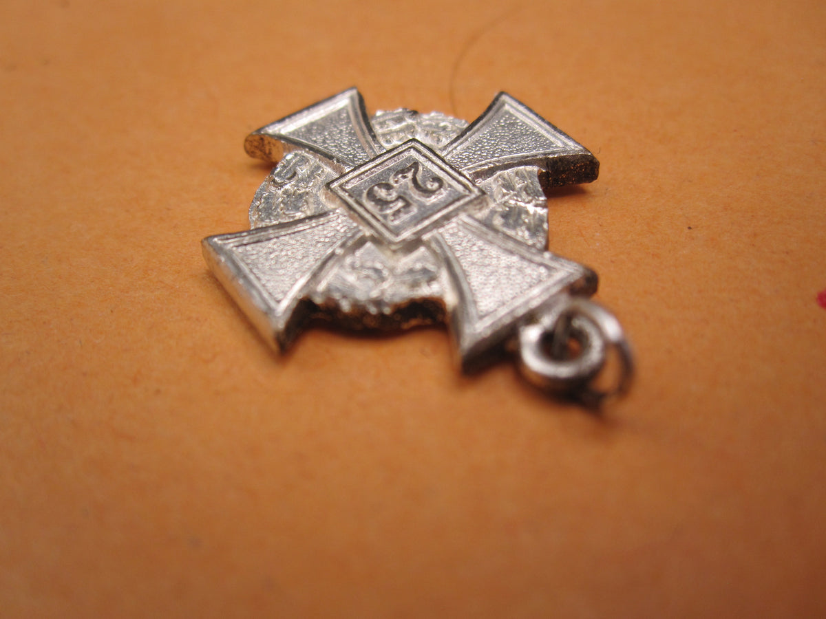 H.W.  -  - Miniatur Kreuz für 25 Jahre Treue Dienste Modell / Ausführung 1957