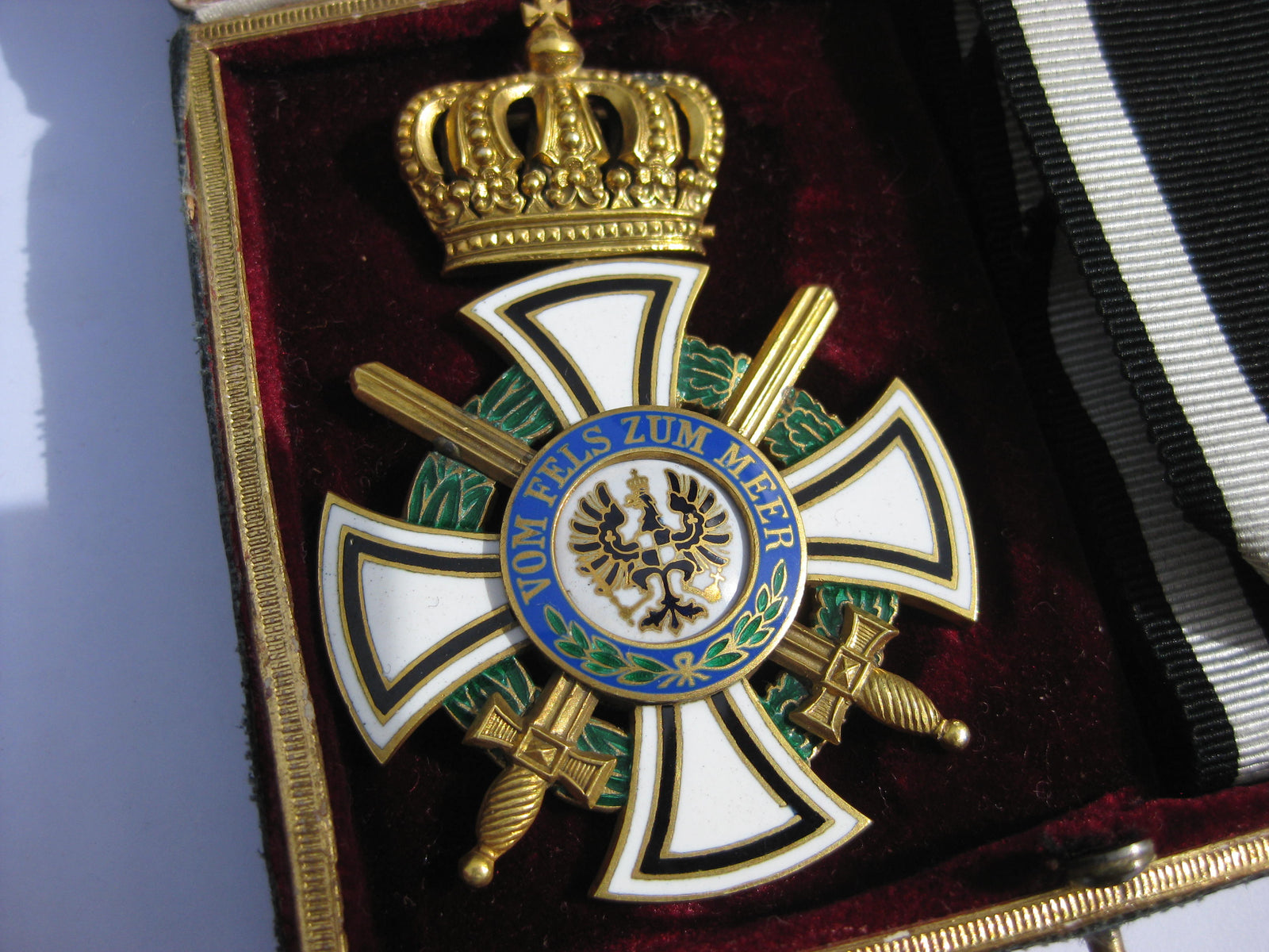 Ritterkreuz Hausorden von Hohenzollern im Verleihungsetui