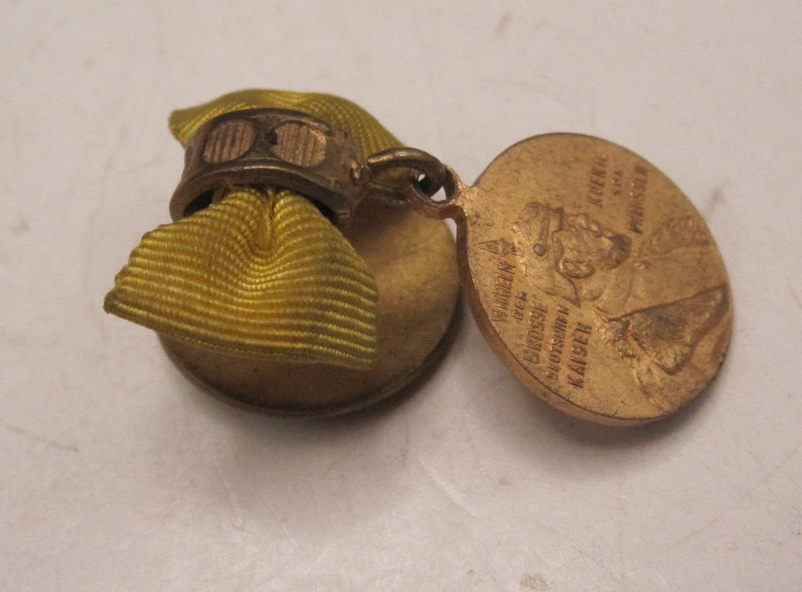 H.W.  -  -  Miniatur Miniaturkettchen Miniaturkette Centenarmedaille