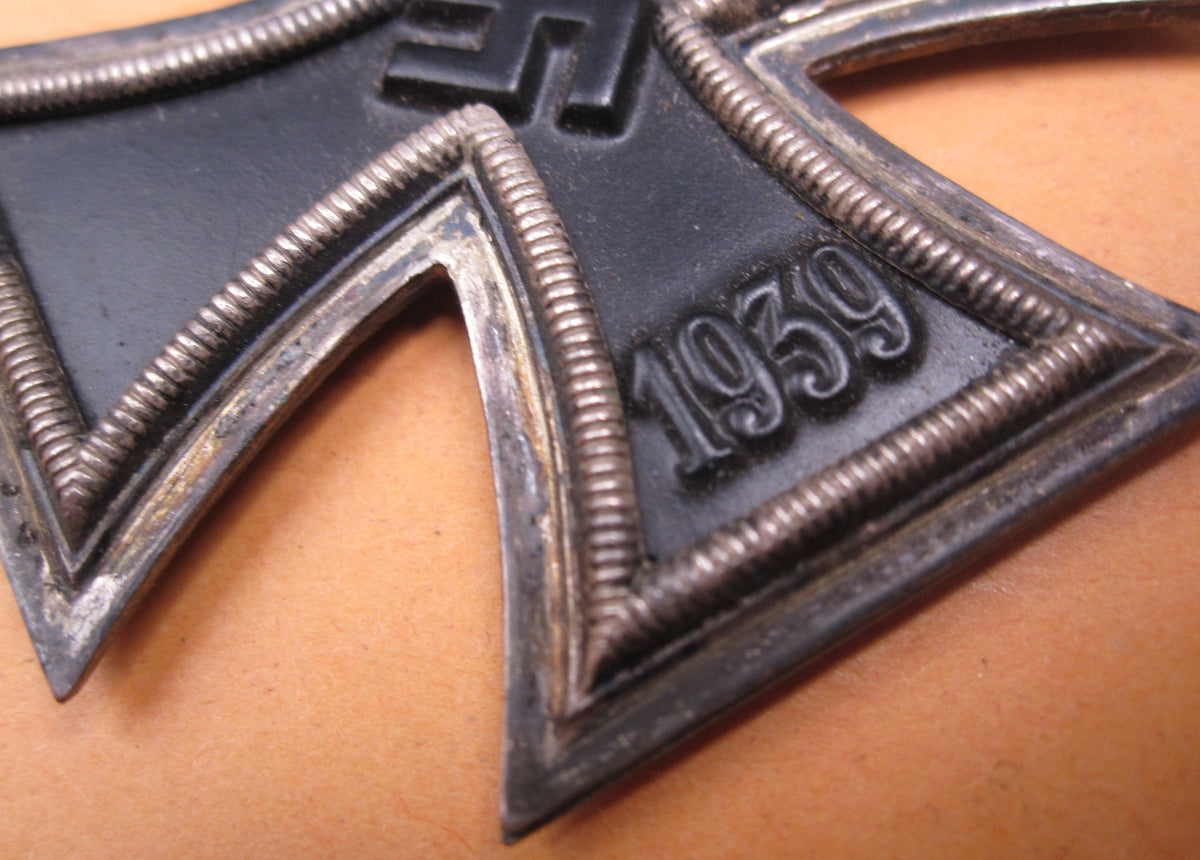 Eisernes Kreuz 2.Klasse 1939 (EK2/39) an Einzelordenspange &amp; Trägerfoto