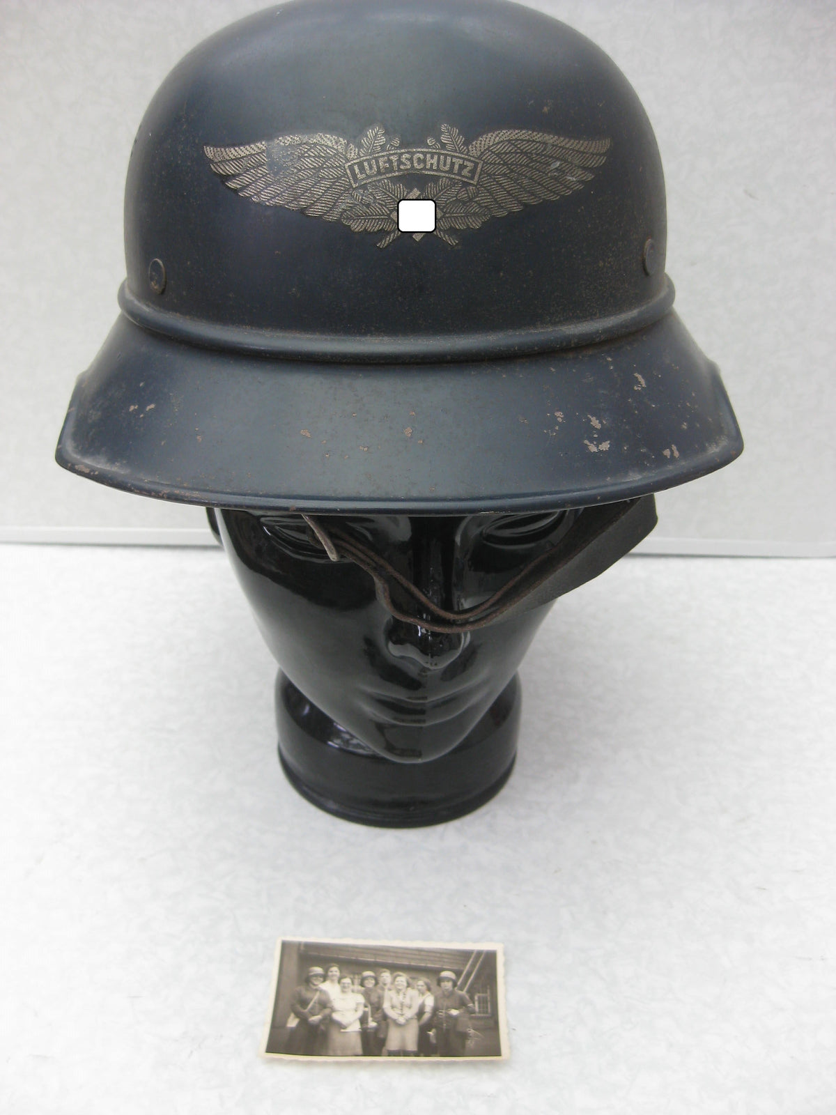 Luftschutzhelm mit Abzeichen und Trägerinnenfoto Gladiatorform