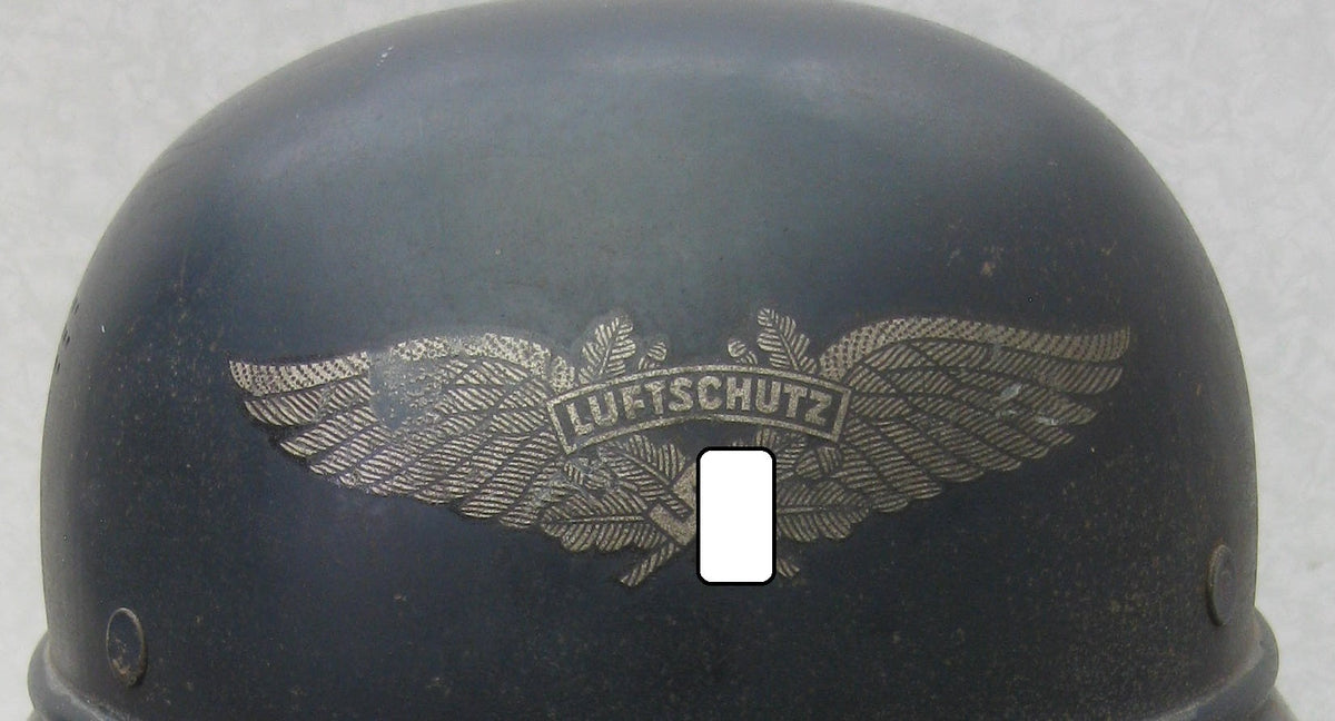Luftschutzhelm mit Abzeichen und Trägerinnenfoto Gladiatorform