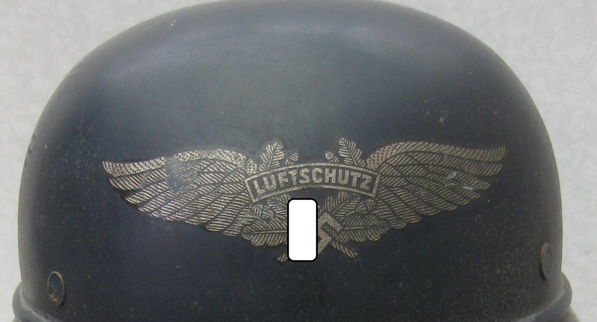 Luftschutzhelm mit Abzeichen und Trägerinnenfoto Gladiatorform
