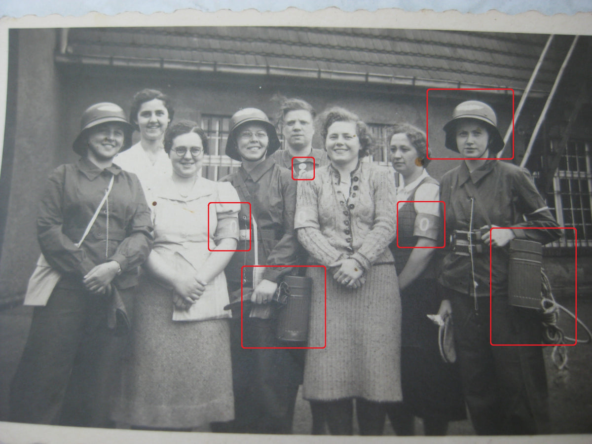Luftschutzhelm mit Abzeichen und Trägerinnenfoto Gladiatorform