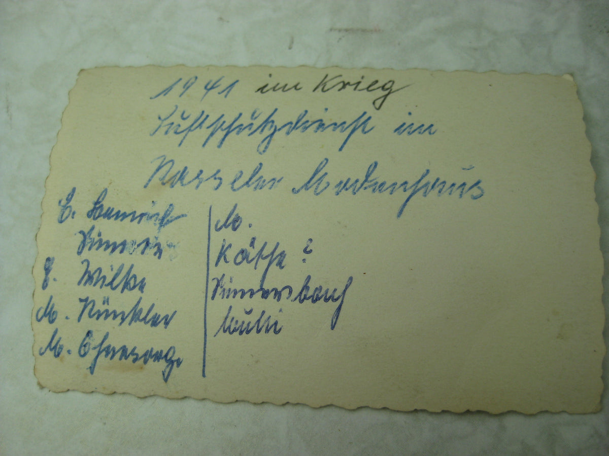 Luftschutzhelm mit Abzeichen und Trägerinnenfoto Gladiatorform