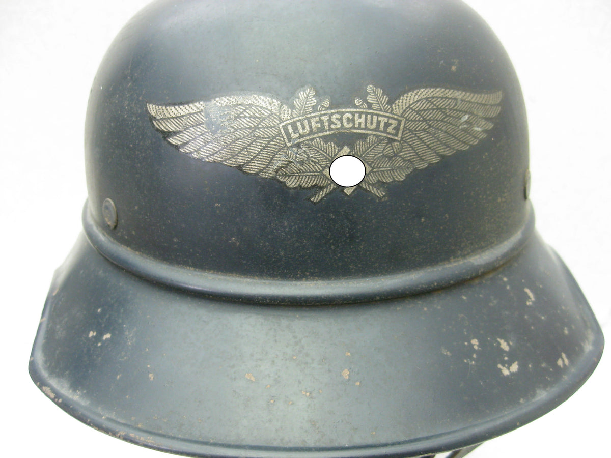 Luftschutzhelm mit Abzeichen und Trägerinnenfoto Gladiatorform