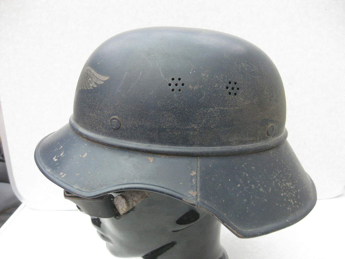Luftschutzhelm mit Abzeichen und Trägerinnenfoto Gladiatorform