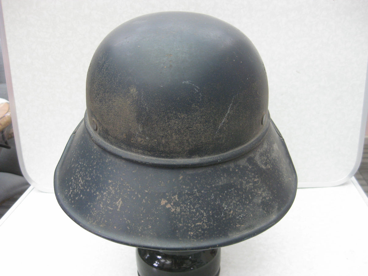 Luftschutzhelm mit Abzeichen und Trägerinnenfoto Gladiatorform