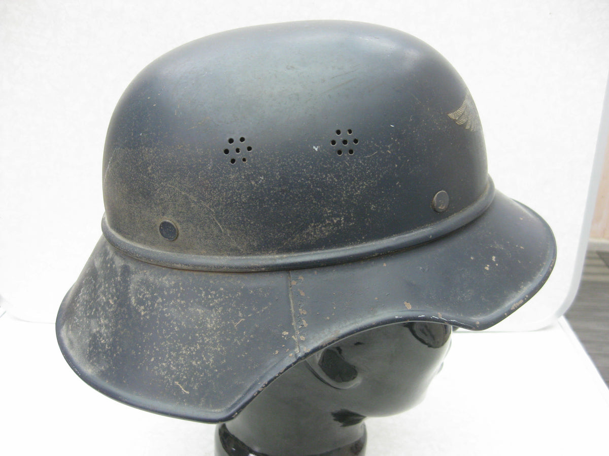 Luftschutzhelm mit Abzeichen und Trägerinnenfoto Gladiatorform