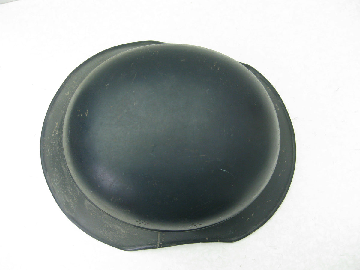Luftschutzhelm mit Abzeichen und Trägerinnenfoto Gladiatorform