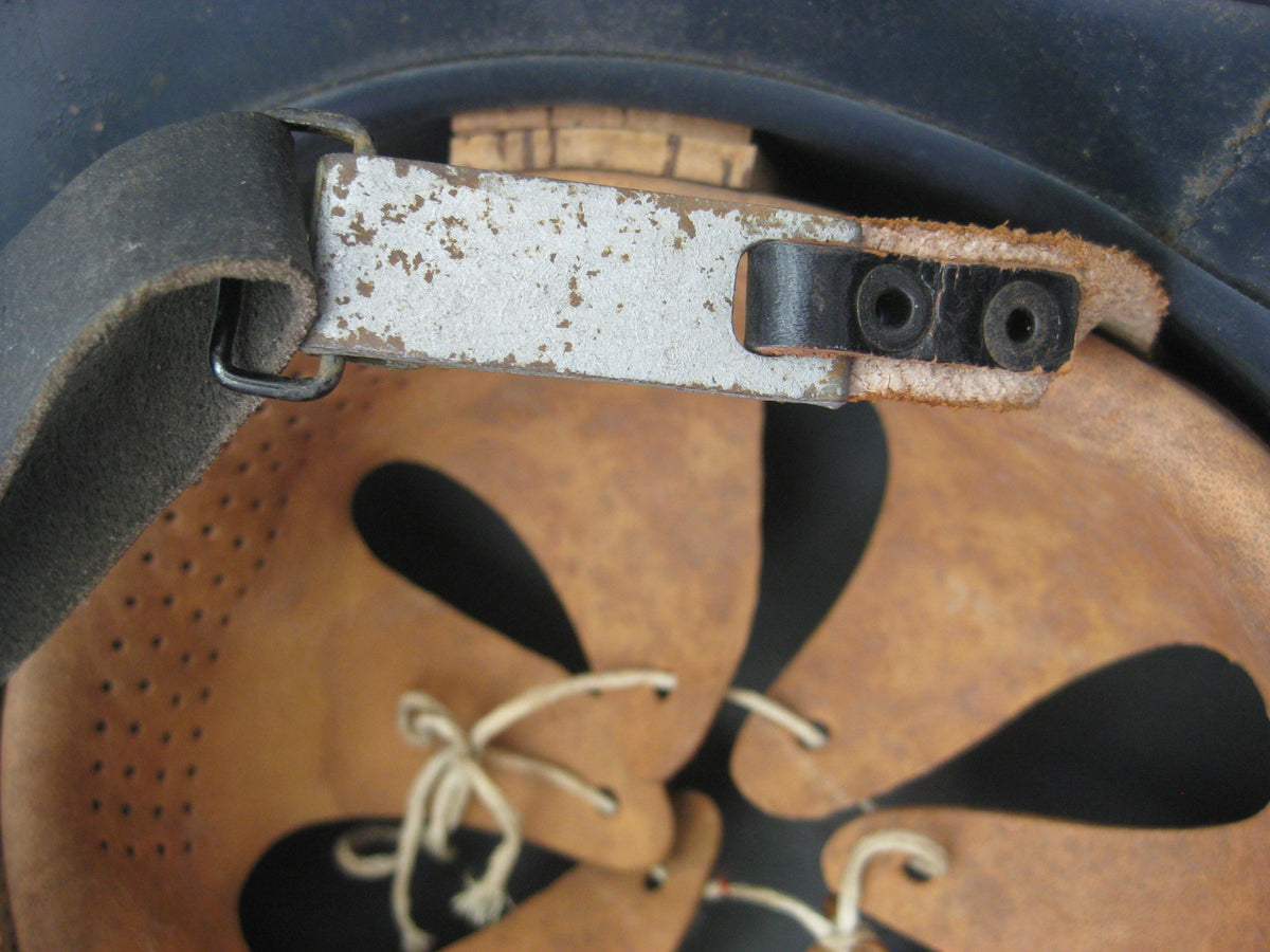 Luftschutzhelm mit Abzeichen und Trägerinnenfoto Gladiatorform
